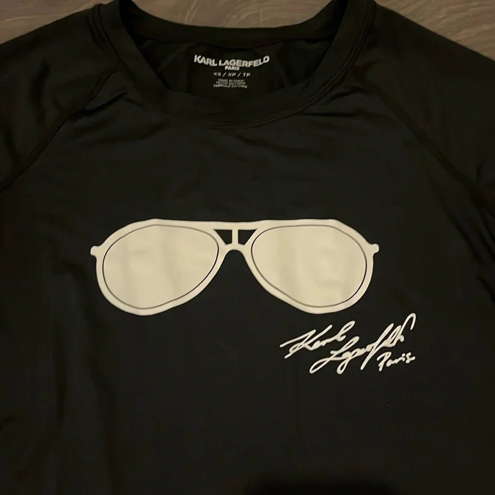 Karl Lagerfeld Paris Sunglasses Logo ling sleeve Rash Guard Top – XS 😎
